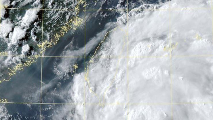 薇帕外圍環流發威！花東炸大豪雨，15縣市大雨特報。（圖／氣象署）