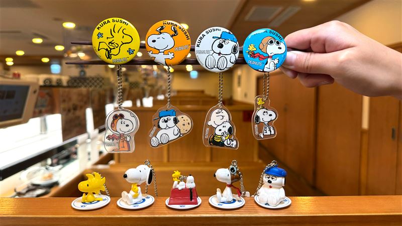 史努比扭蛋萌翻天!5款立體公仔、4款壓克力吊飾、4款磁鐵大掀收藏潮。(圖/藏壽司提供)