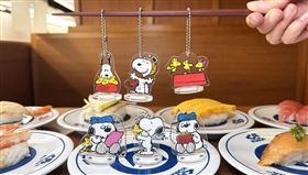 史努比扭蛋萌翻天！5款立體公仔、4款壓克力吊飾、4款磁鐵大掀收藏潮。（圖／藏壽司提供）
