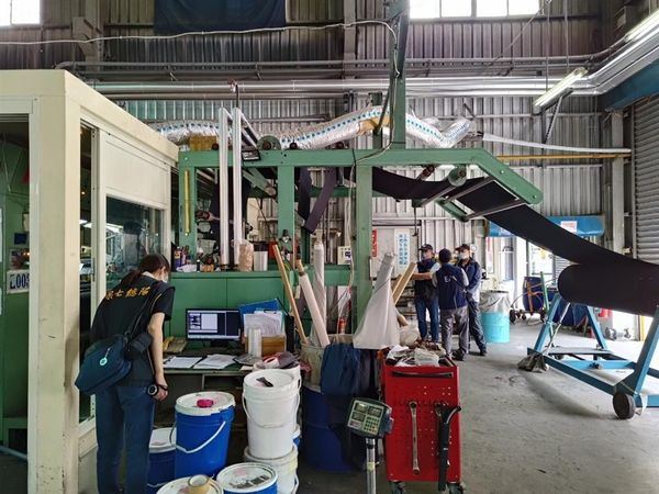 彰化和美鎮一家「PU合成皮」製造廠，涉嫌短繳空污費，遭裁定須補繳4000萬元。（圖／彰化縣府提供）