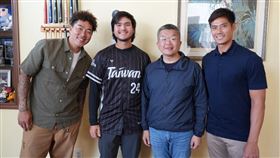 ▲中職會長蔡其昌到隆恩（Jonathon Long）家中作客。（圖／中華職棒大聯盟提供） 