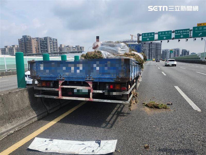 台74北屯段發生5車追撞車禍，1名未滿1歲男嬰頭部受傷送醫。（圖／翻攝畫面）
