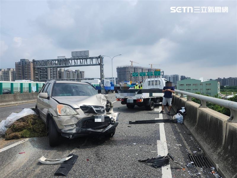 台74北屯段發生5車追撞車禍，造成4人受傷。（圖／翻攝畫面）