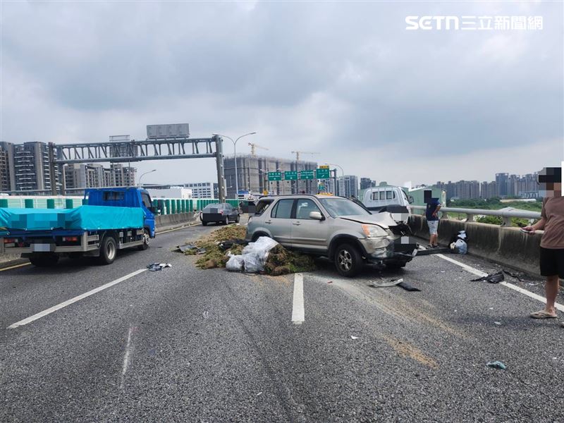 台74北屯段發生5車追撞車禍，1名未滿1歲男嬰頭部受傷送醫。（圖／翻攝畫面）