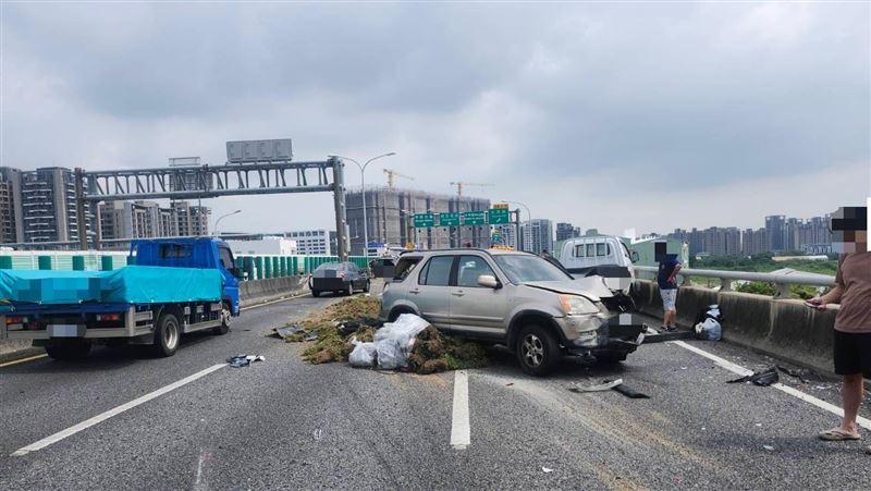 新／台74大貨車撞3車！1歲男嬰頭受傷送醫