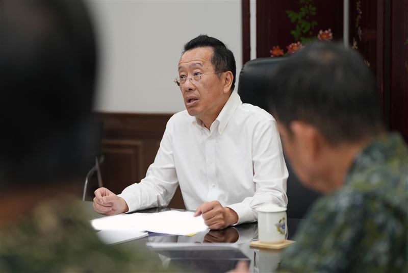 顧立雄慰勉全體官兵操演辛勞,並提出工作指導。(圖/國防部提供)