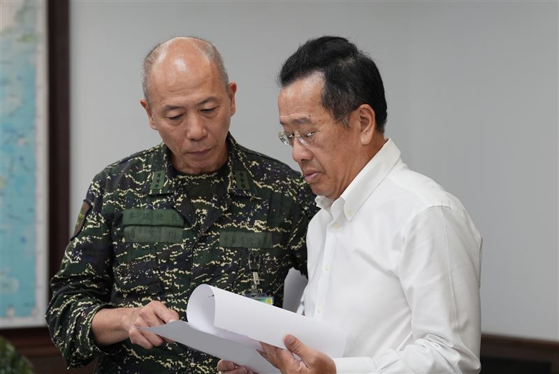 針對此次演習,顧立雄與參謀總長梅家樹交換意見。(圖/國防部提供)