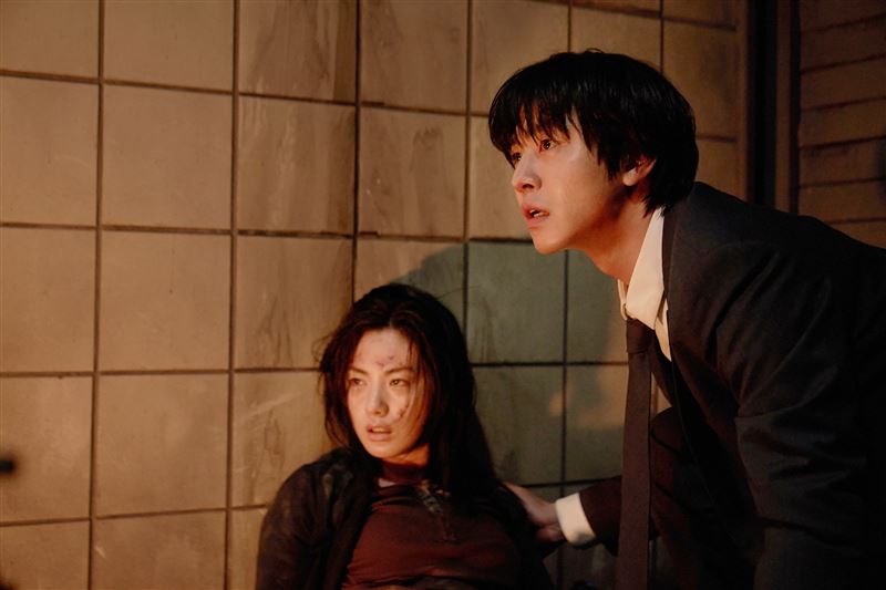 本片有約莫1500個畫面，當中就有多達9成約莫1300個特效畫面，圖右為安孝燮，左為NANA。（圖／采昌國際多媒體提供）
