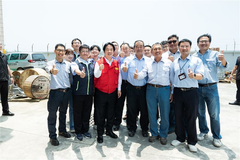 總統賴清德前往台南慰勉搶修丹娜絲颱風災損復電工程台電同仁。(圖/總統府提供)