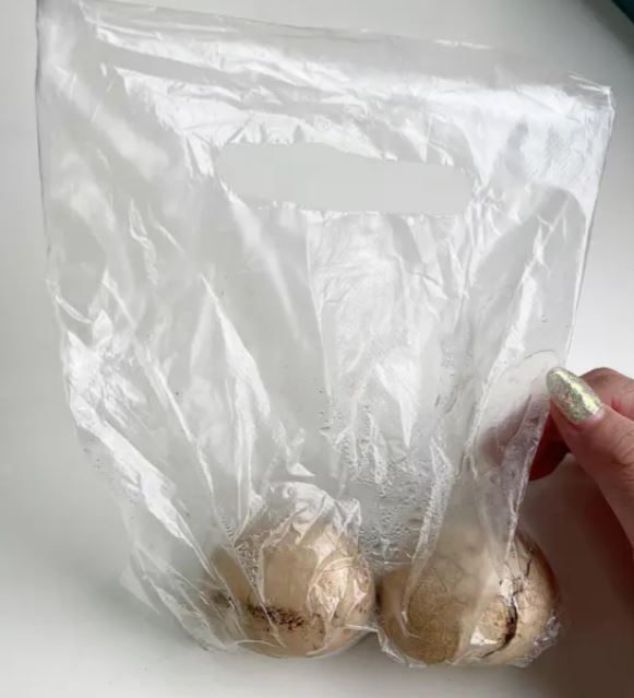 顧客發現,萊爾富的茶葉蛋有提袋設計,相當方便。(圖/翻攝自Dcard)