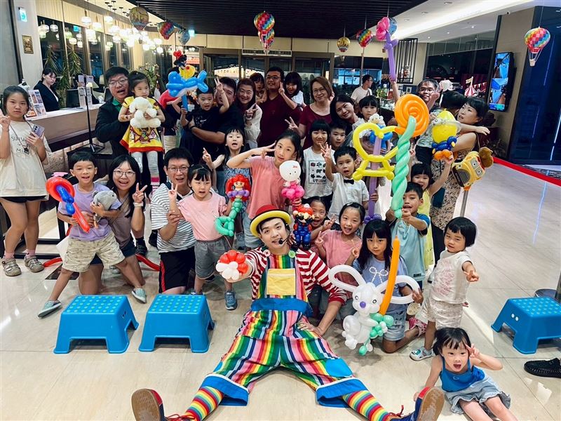 暑期限定「The Fun Show!」親子表演吸引大小朋友熱情參與，為夏日假期增添笑聲與回憶。（圖／翻攝畫面）