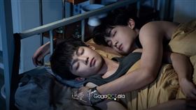 《逆愛》趕進度上演牽手、餵食、親吻與蓋棉被戲碼，互動糖度爆錶。（圖／GagaOOLala提供）