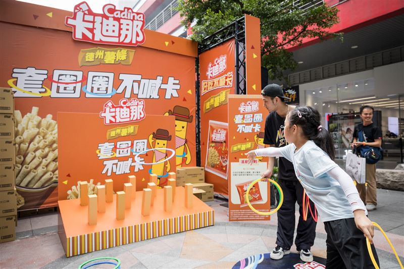 品牌現場遊戲攤位,豐富獎品吸引大批人潮排隊參加