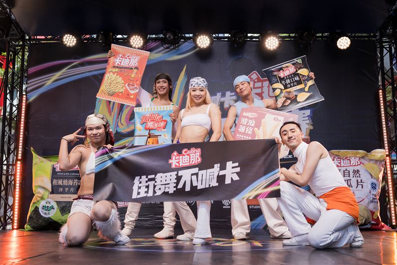 人氣舞團Lit n Posh開場表演,華麗的Waacking舞步讓現場看得目不轉睛