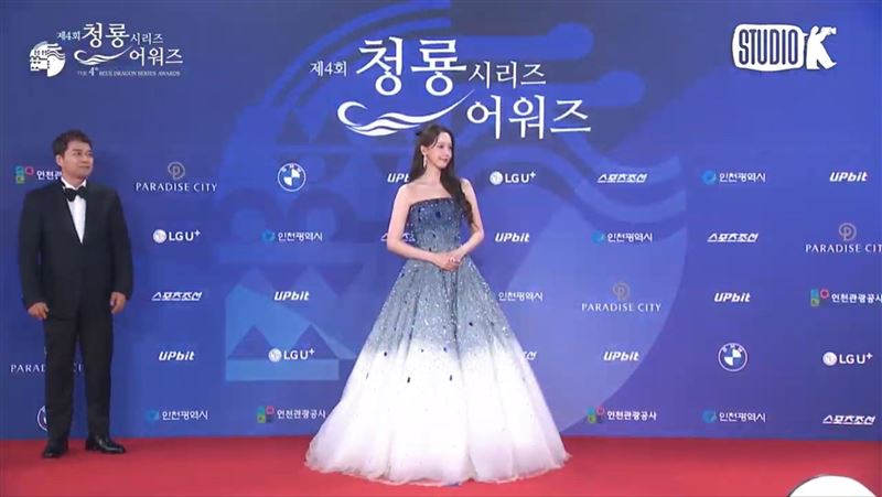 潤娥漸層禮服超美。(圖/翻攝自YT@KBS Entertain)