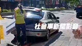 民眾拍下新北市議員張嘉玲服務團隊車輛違停。（圖／翻攝畫面）