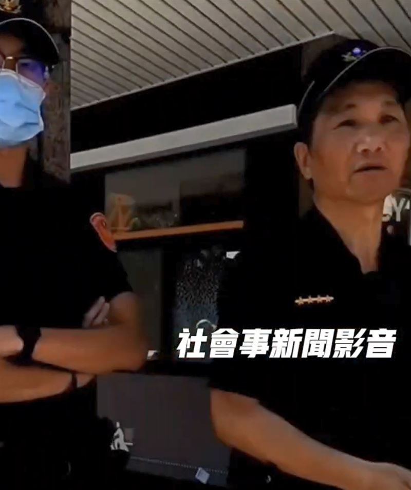 民眾質疑警方在場無作為。（圖／翻攝畫面）