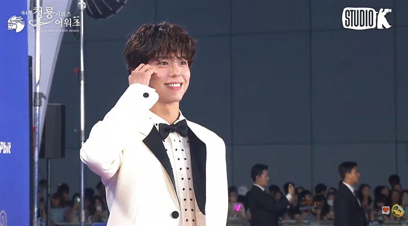 朴寶劍一一跟後方粉絲打招呼，相當親民。（圖／翻攝自KBS Entertain）