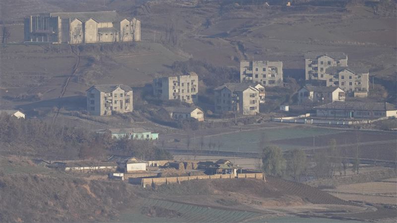 可以一邊喝咖啡,一邊遠眺北韓山村。(圖/達志影像/路透社、美聯社)