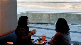 位在金浦市愛妓峰和平生態公園內的「全球最危險星巴克」　（圖／路透社／達志影像）