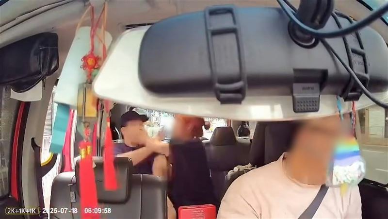 女方在計程車上被男子大力猛推,導致下巴受到撞擊,隨即揮左手賞男方3巴掌。(圖/翻攝自Threads)