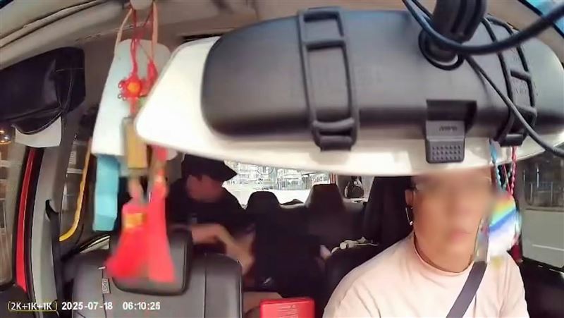 男子中途突然反擊,至少連打女方13拳,導致她頭向後仰被打到披頭散髮。(圖/翻攝自Threads)