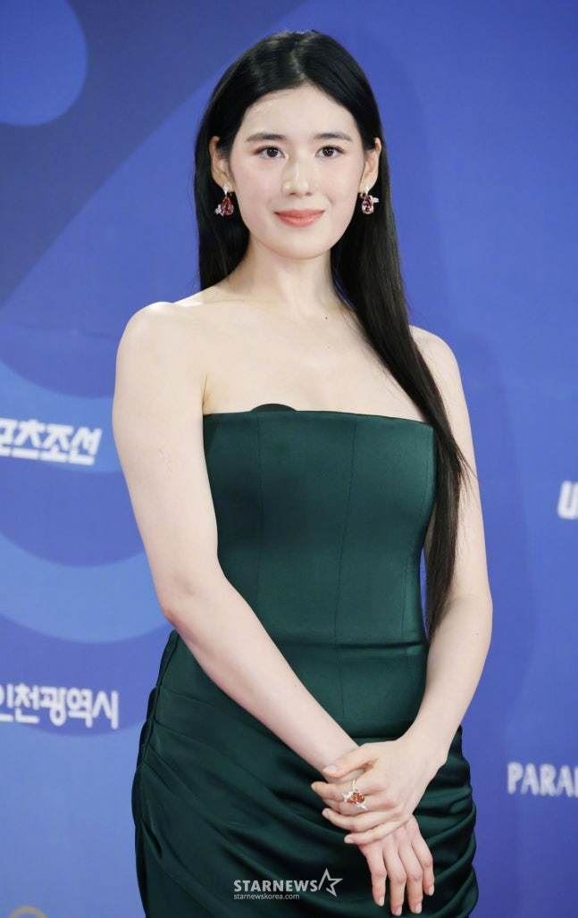 鄭恩彩禮服險些滑落。（圖／翻攝自starnews）
