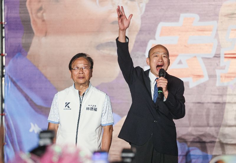 立法院長韓國瑜(右)為國民黨立委林德福(左)站台,呼籲眾人投下不同意罷免票