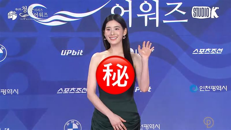 女星禮服下滑出事了　胸前巨大黑點被看光