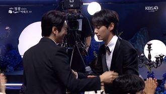 青龍獎鬧尷尬烏龍　李濬榮聽錯名衝台領獎