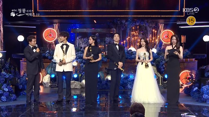 人氣獎由朴寶劍(左起)、惠利、李浚赫、IU獲得。(圖/翻攝自KBS)