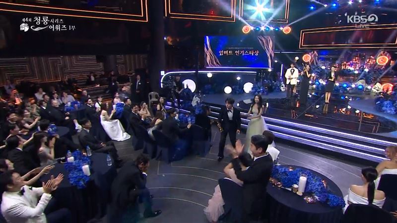 李濬榮趕緊下台將獎盃交給李浚赫。(圖/翻攝自KBS)