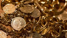 ▲富人避開表象奢華消費，更著重資產長期效益與實用性，反映出對金錢與價值的深刻理解，與中產階級的消費模式形成鮮明對比，而巴菲特強調自我投資勝過物質消費，是致富的關鍵信念。（示意圖／PIXABAY）