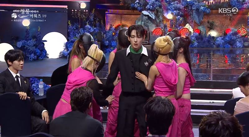 去年憑《少年時代》奪下視帝的任時完今年擔任開場表演嘉賓。(圖/翻攝自KBS2)