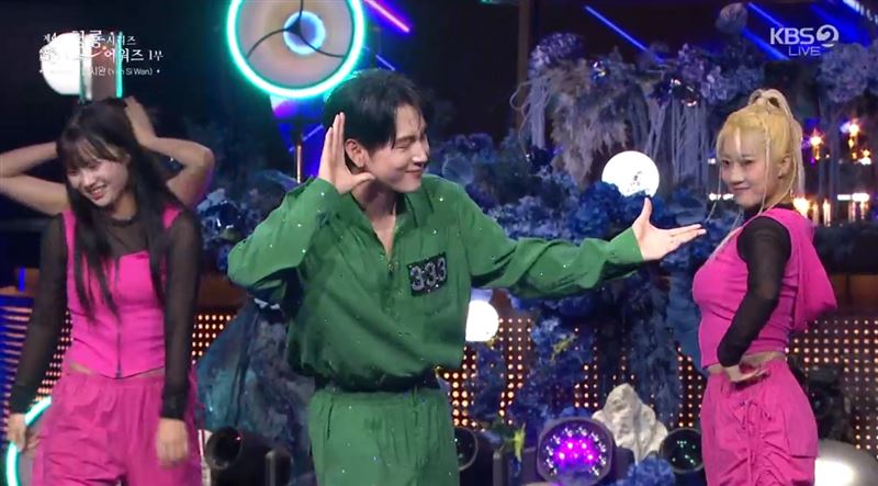 任時完身穿《魷魚遊戲3》裡333號李名器的參賽服登場。(圖/翻攝自KBS2)