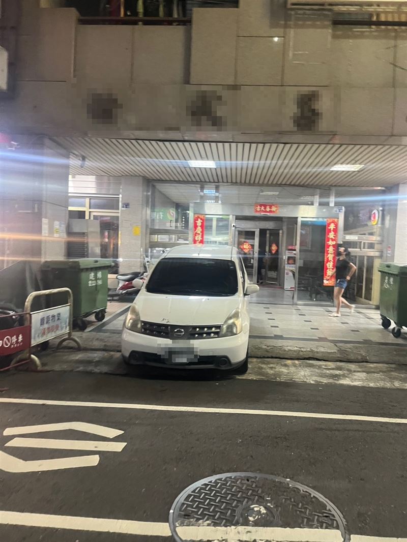 某社區的門口有車輛違停,民眾報警,但等了許久未見警察來。(圖/翻攝自PTT)