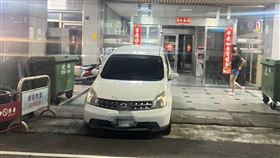 某社區的門口有車輛違停，民眾報警但等了許久未見警察來。（圖／翻攝自PTT）

