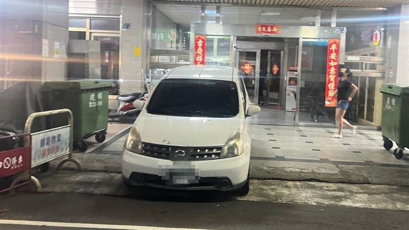 門口違停　民眾報警「1小時沒人來處理」