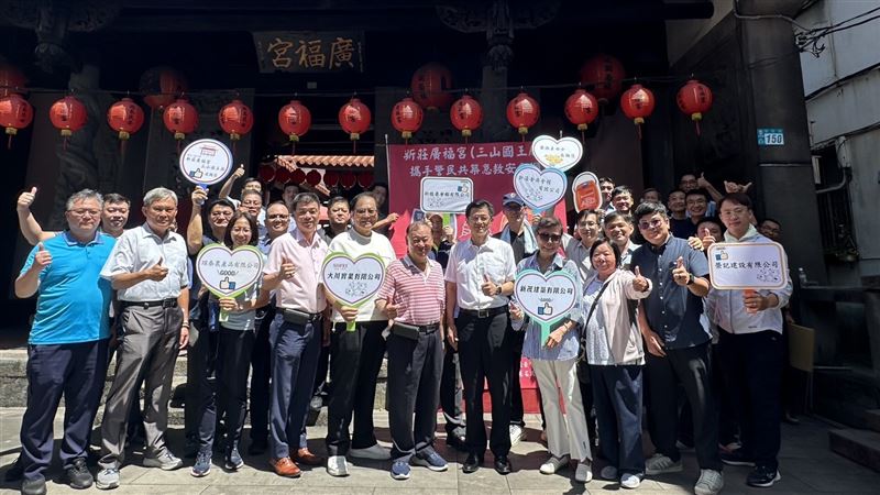 捐贈AED儀式後大合照。(圖/翻攝畫面)