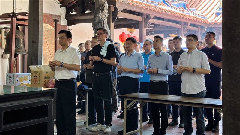 新莊警分局長陳保緒帶領同仁到廟內參拜。(圖/翻攝畫面)