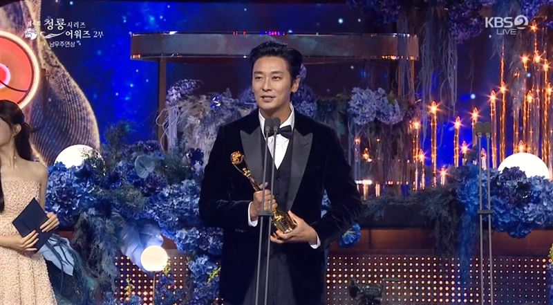 朱智勳以《外傷重症中心》，獲得最佳男主角獎。（圖／翻攝自KBS2）