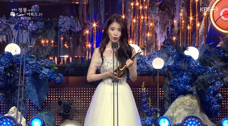 IU以《苦盡柑來遇見你》，抱回最佳女主角獎。（圖／翻攝自KBS2）