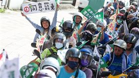 罷團新北泰山、林口護國大遶境（2）反共護台志工聯盟18日在新北市泰山、林口地區舉辦護國大遶境活動，參與者高舉「同意罷免」等標語、旗幟，以車隊掃街宣傳。中央社記者王騰毅攝　114年7月18日