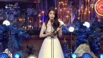 朱智勛奪帝！IU爆哭封后　朴寶劍台下秒拍