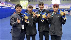 ▲台灣跆拳道品勢女團郭彥妤、陳歆雅、楊長螢、摘下本屆台灣代表隊世大運首金，賽後與教練黃珮昀合影。（圖／大專體總提供） 