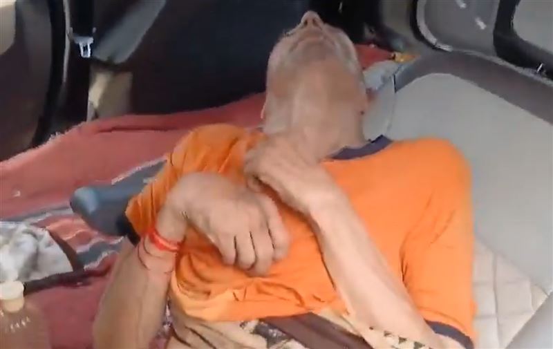 太陽曝曬配合不通風,車內宛如大烤爐,老翁有出現虛脫狀況。(圖/翻攝自X)