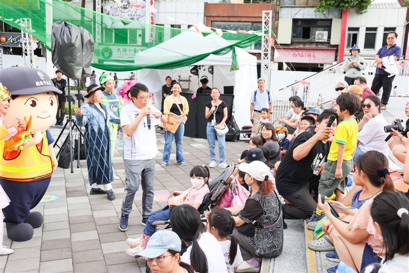 程大維局長現場也與小朋友互動問答並合影留念，環保局宣傳大使「黃寶吉」則化身「守護海洋小幫手」，與觀眾一同揮手跳舞，還與孩童開心拍照、交換擊掌。(圖/主辦單位提供)