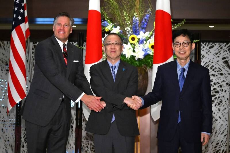 美國副國務卿藍道（Christopher Landau，左起）、日本外務事務次官船越健裕、韓國外交部第一次官朴潤柱在東京舉行副外長層級會議。（圖／法新社／達志）