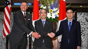 美國副國務卿藍道（Christopher Landau，左起）、日本外務事務次官船越健裕、韓國外交部第一次官朴潤柱在東京舉行副外長層級會議。（圖／法新社／達志）