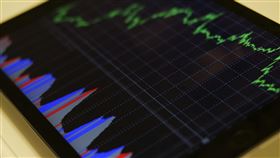 ▲週五美股盤勢震盪，道瓊重挫逾140點，日韓股也開高走低。（示意圖／PEXELS） 